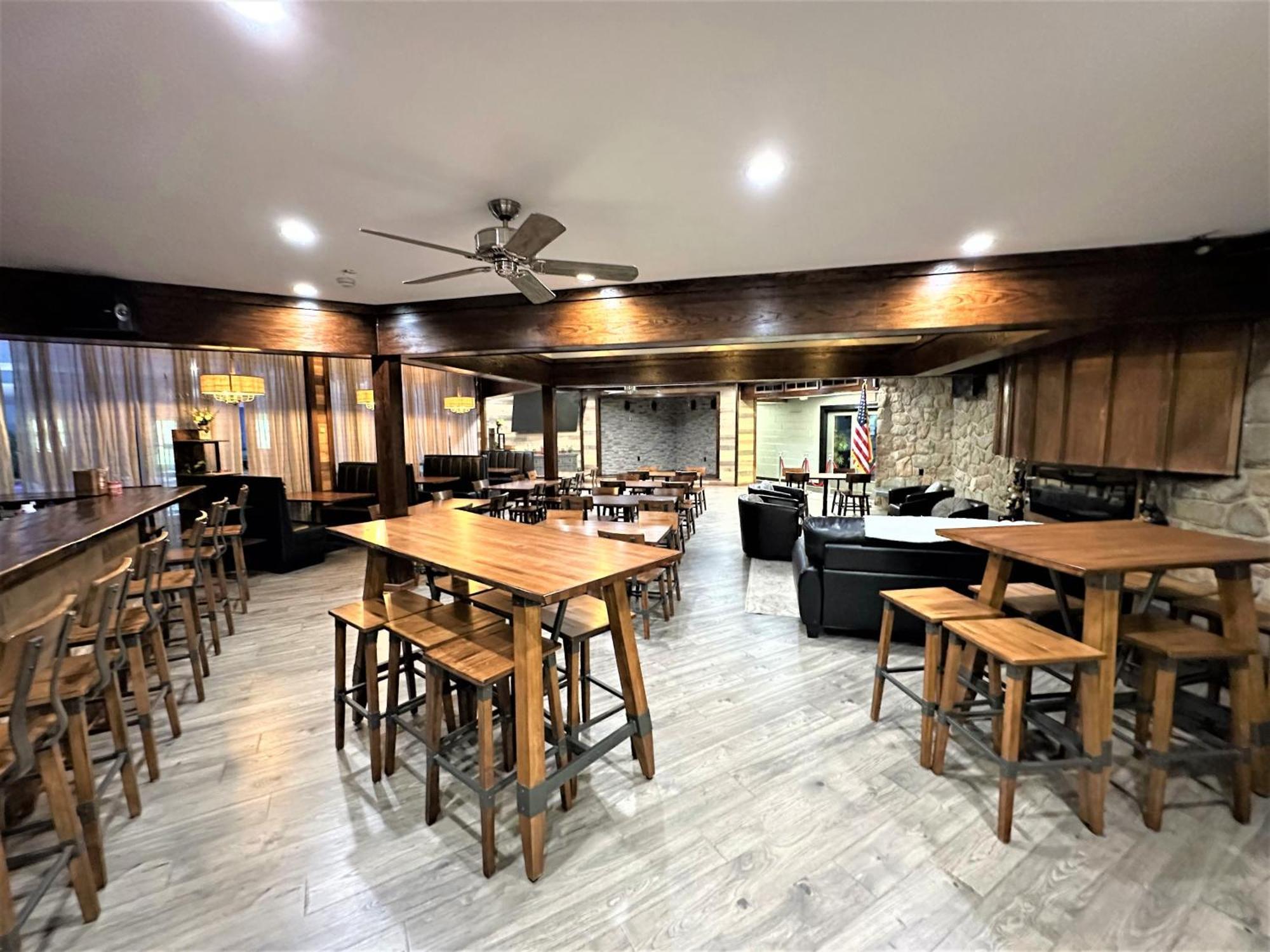 Wow!! Ultimate Pocono Retreat, Hot Tub, Game Room, Deck, Lakes, Skiing, Pools Long Pond Экстерьер фото